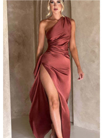Vestito estivo sexy monospalla senza schienale con spacco, elegante, attillato, in raso tinta unita
