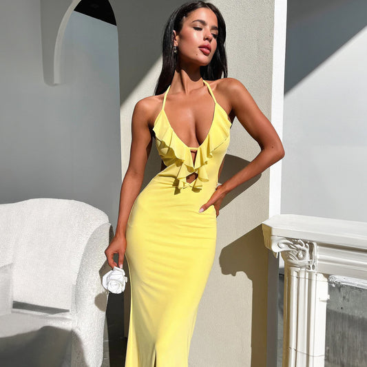 Vestito aderente e attillato con scollo all'americana, di colore puro