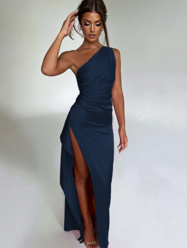 Vestito estivo sexy monospalla senza schienale con spacco, elegante, attillato, in raso tinta unita
